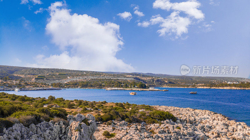 Narlikuyu海岸线和岛屿部分与蓝色地中海无人机从Mersin，土耳其