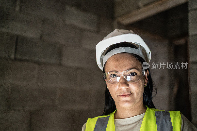 女工程师在建筑工地的肖像