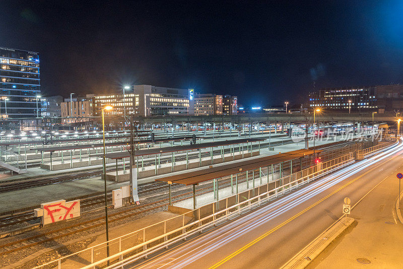 晚上的奥斯陆中央车站。奥斯陆的主要火车站，也是挪威整个铁路系统中最大的火车站。