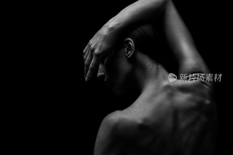 黑白轮廓的女性肩膀和手。女性的剪影。