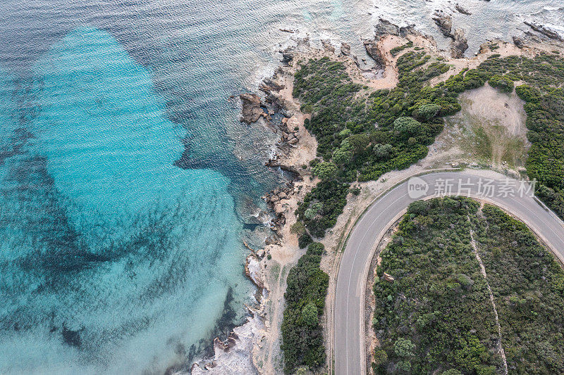 无人机视野的海岸线和道路