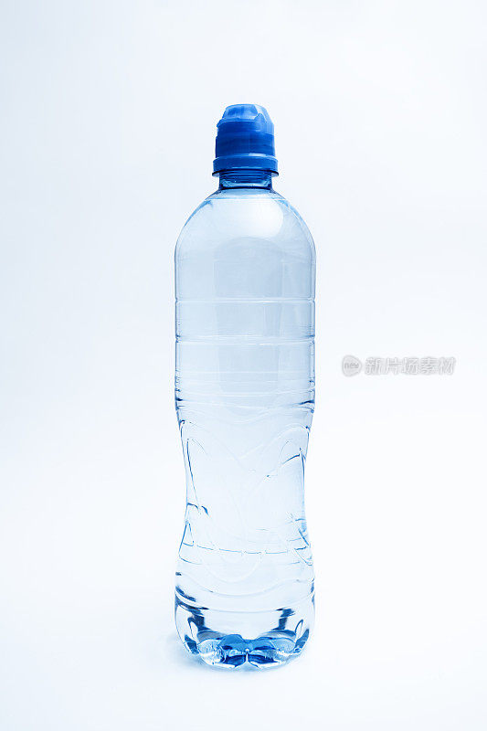 一瓶白色背景的纯净水