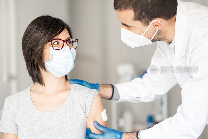 一名妇女在医疗疫苗接种中心注射新冠疫苗