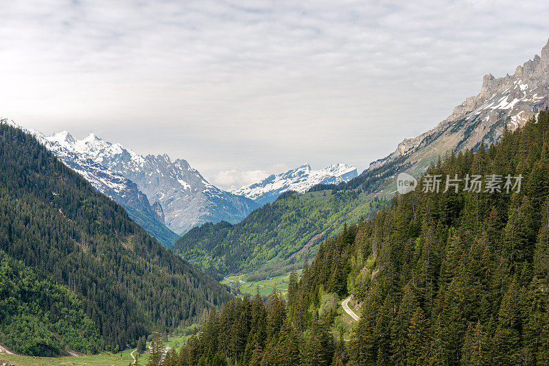 瑞士阿尔卑斯山的山景