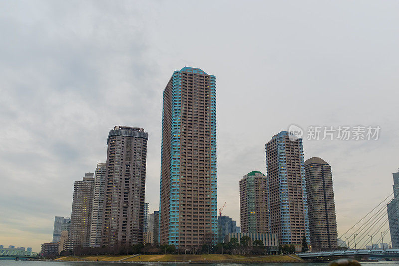 东京市中心的高端公寓建筑群。