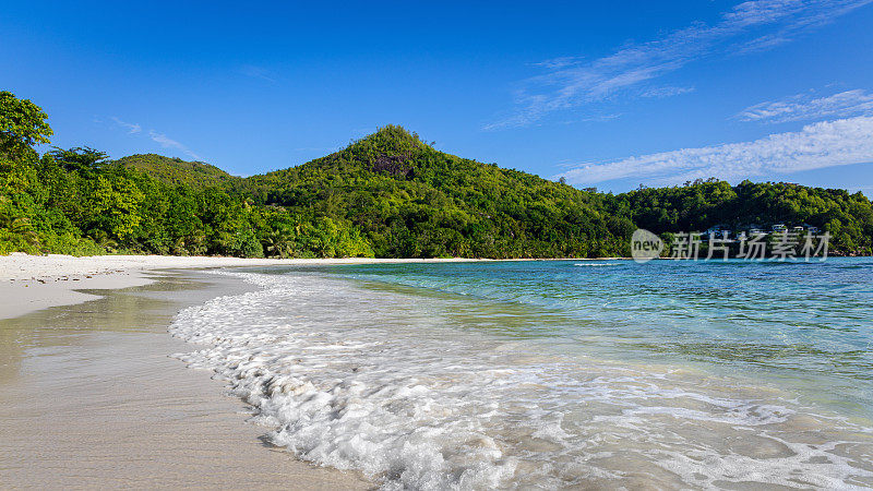 海浪向塞舌尔马埃岛的大安斯海滩飞溅