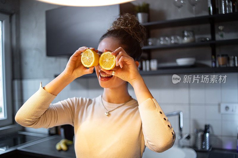 开始一天最好的方式是喝一杯水果奶昔