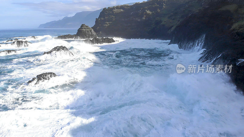 海浪冲击海岸线的鸟瞰图