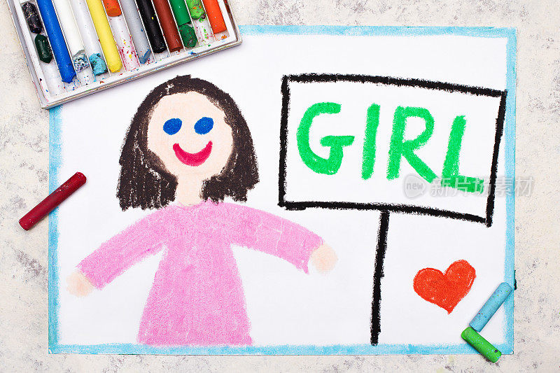 色彩鲜艳的图画:可爱的微笑的女孩在粉红色的连衣裙和单词女孩旁边