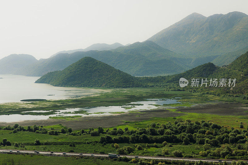 在黑山的斯卡达尔湖国家公园的绿色山景之上的日出风景