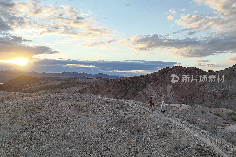 徒步旅行的夫妇沿着沙漠小径