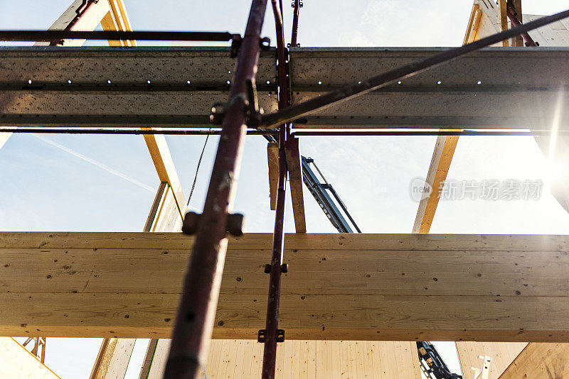钢脚手架和木制支撑框架梁对抗天空