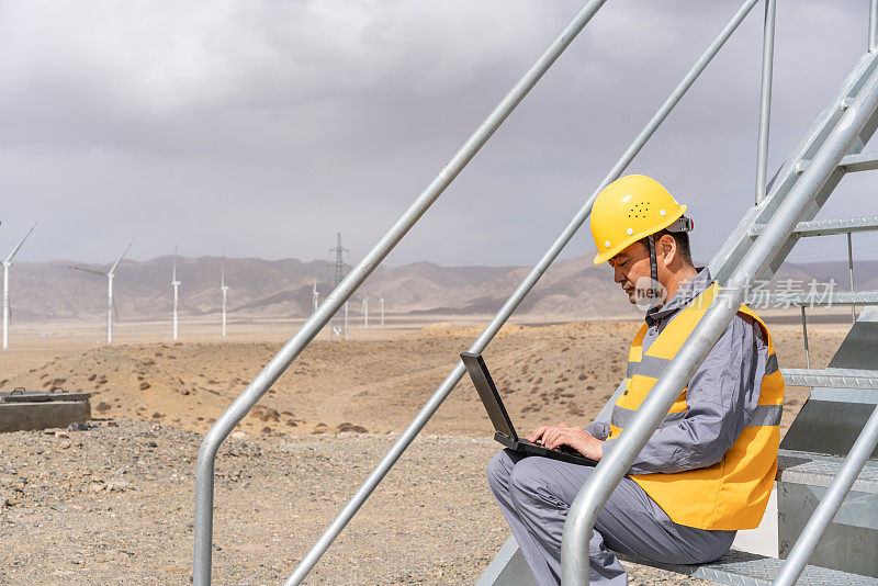 亚洲男性电力工程师在风力发电站工作