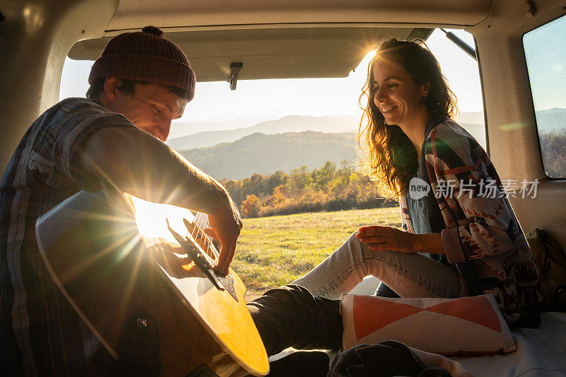 一个年轻人弹吉他和他的女朋友谈恋爱