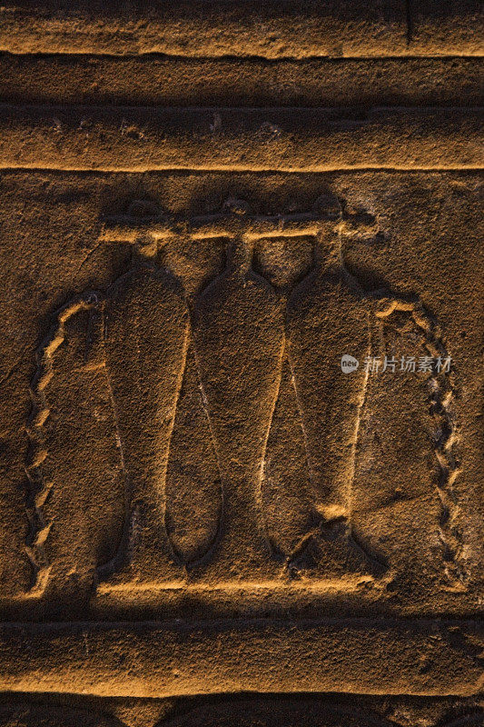 埃及埃德夫的埃德夫神庙上刻有象形文字的水缸