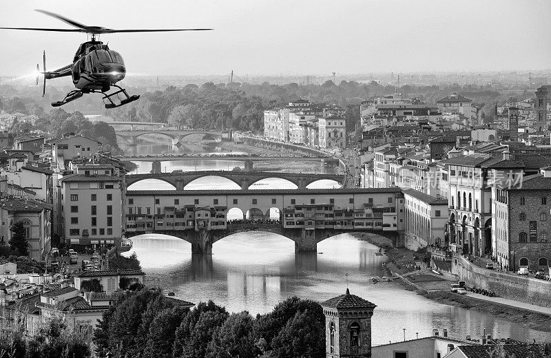直升机飞越佛罗伦萨。