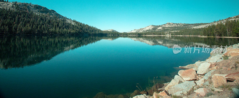 美国加州约塞米蒂国家公园的天纳亚湖
