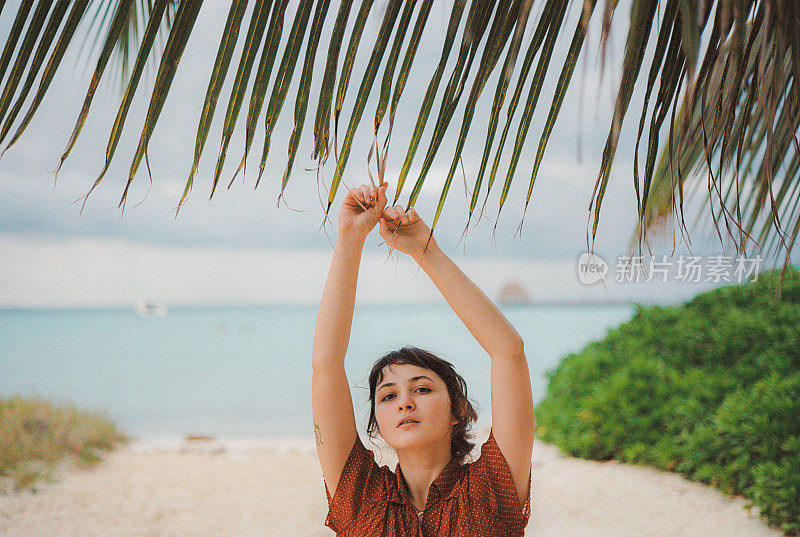 妇女站在妇女岛的棕榈树下