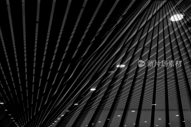 带有射灯的未来主义两层板条天花板的计算机图形图像。抽象现代建筑或室内背景采用黑白几何结构。