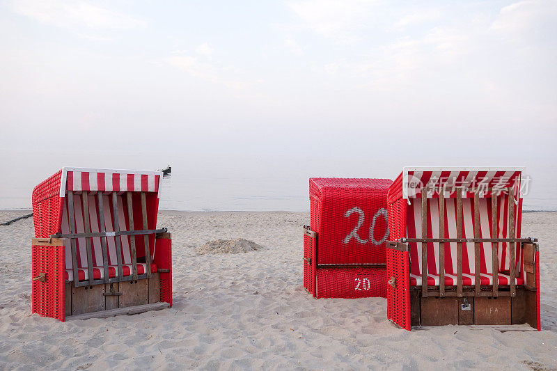 乌塞多姆岛海岸的空沙滩椅