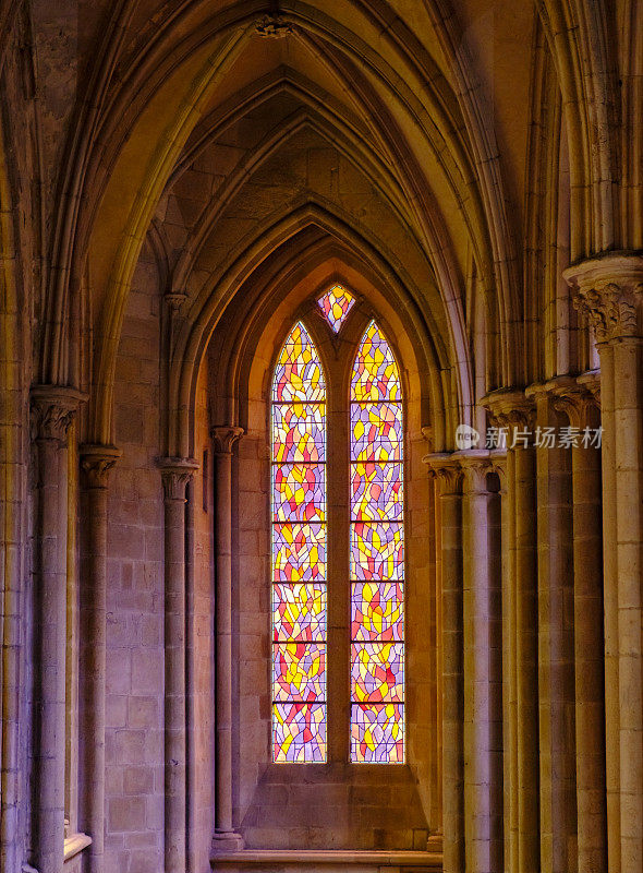 圣马洛大教堂内部的玫瑰窗