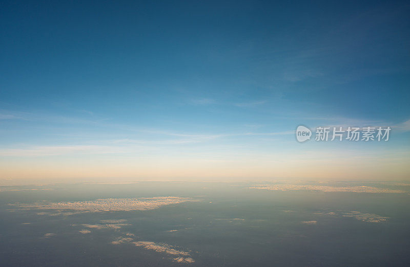 宽阔的风景，鸟瞰日落，上空乌云密布，白云满天