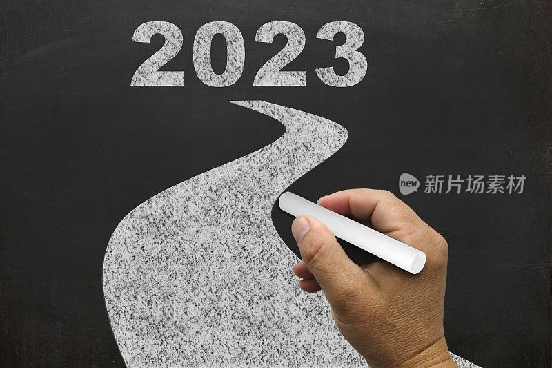 新年2023选择目标方向未来道路黑板