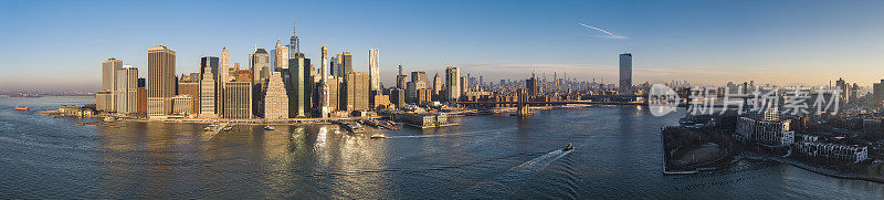 从东河俯瞰曼哈顿下城，日出时的全景。远处的布鲁克林大桥和曼哈顿大桥。超大分辨率缝合全景图。