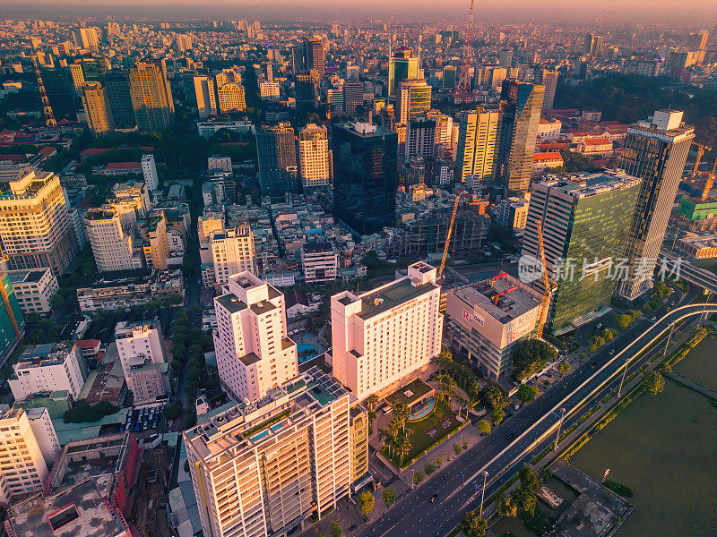 越南胡志明市和西贡河的空中全景城市景观。市中心的商业中心，高楼林立。