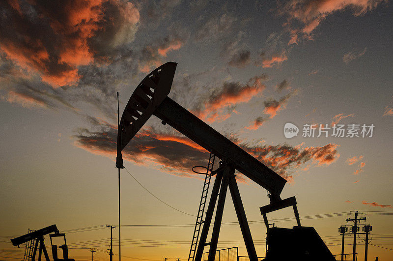 夕阳下的石油抽油机
