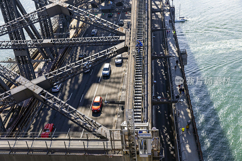 近距离鸟瞰海港大桥卡希尔高速公路与汽车和人，背景与复制空间