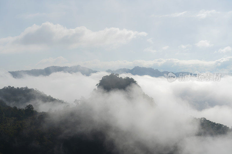 美丽的早晨风景与雾和自然在班贾博，湄宏松，泰国。