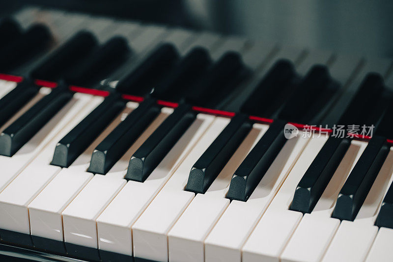 钢琴和钢琴键盘