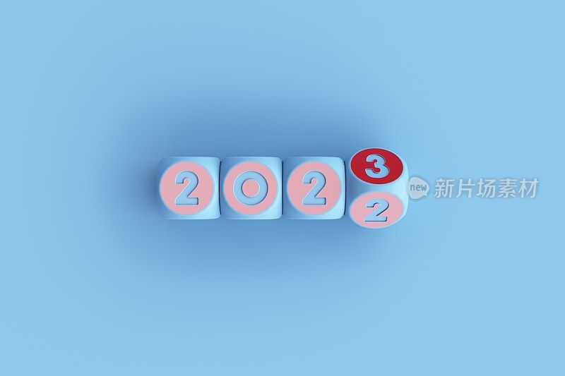 蓝色背景上从2022年到2023年的蓝色骰子变化