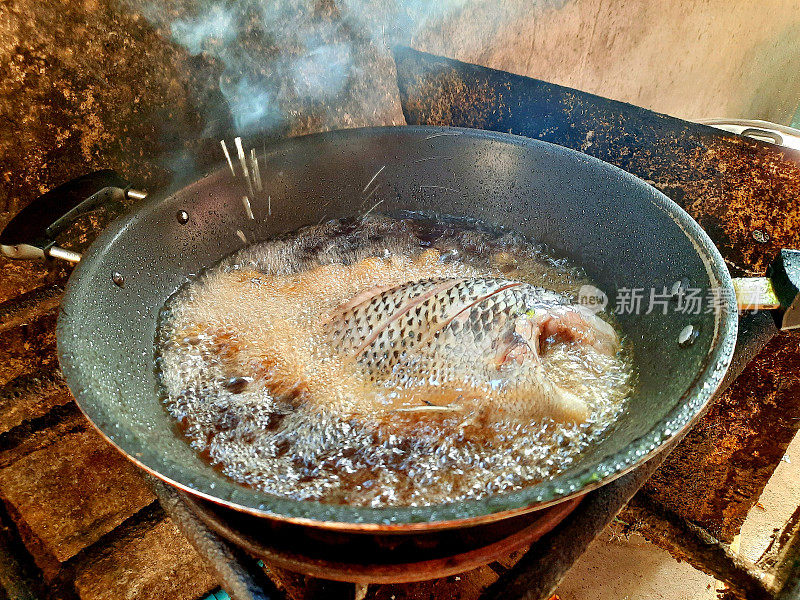 烹饪炸罗非鱼-食物准备。