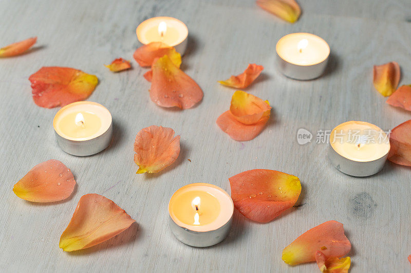 一套蜡烛和玫瑰花瓣，芳香疗法和放松在水疗中心和在家里。