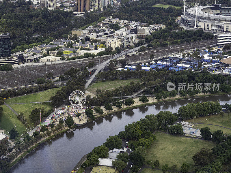 河流和城市的高角度视图