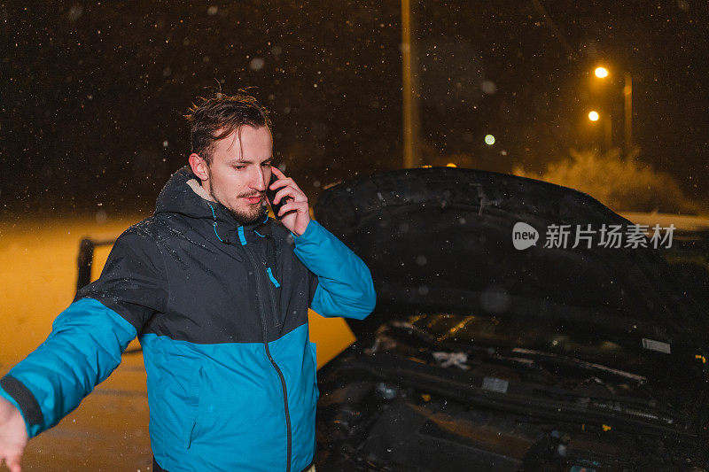 压力大的年轻人打电话求助，因为他的车被困在雪里了