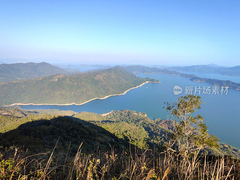 从香港新界八仙岭俯瞰船湾水塘全景