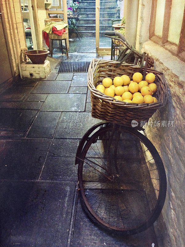 一筐柠檬放在一辆旧自行车上