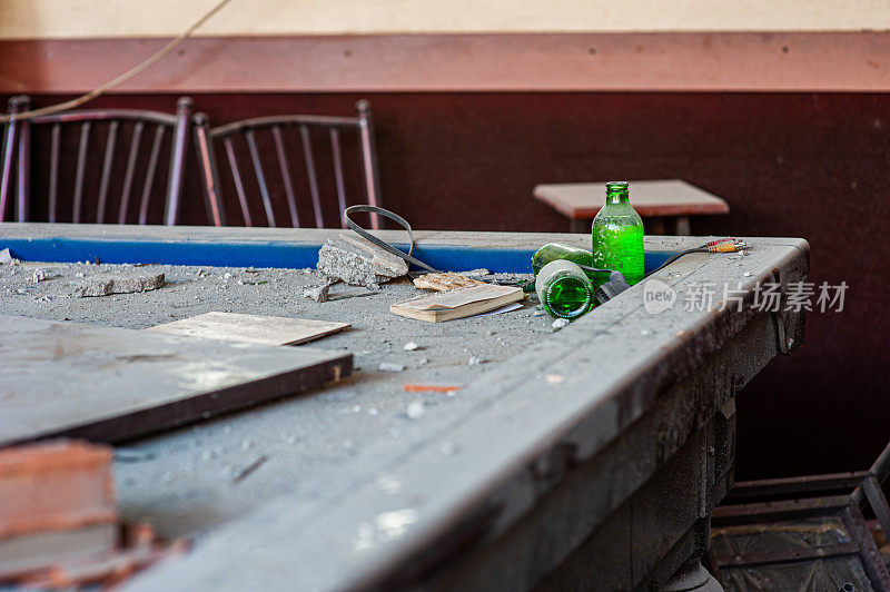 台球桌和瓶子在地震中散落在瓦砾中