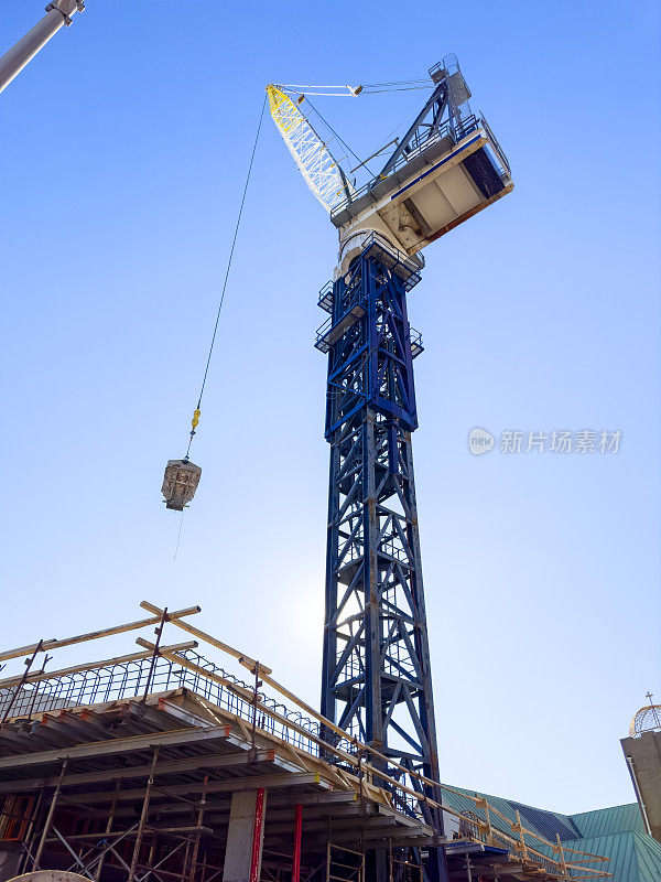 用起重机建造建筑物