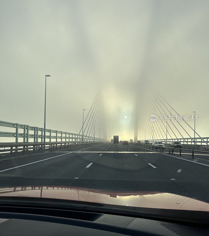 阳光透过迷雾照耀在威尔士的河桥上
