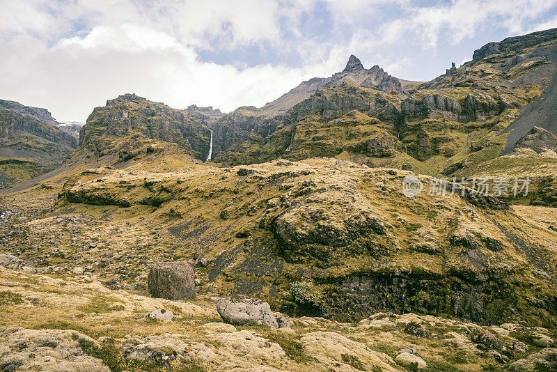 mulagljjufur峡谷的冰岛景观，草地和苔藓覆盖着岩石和瀑布