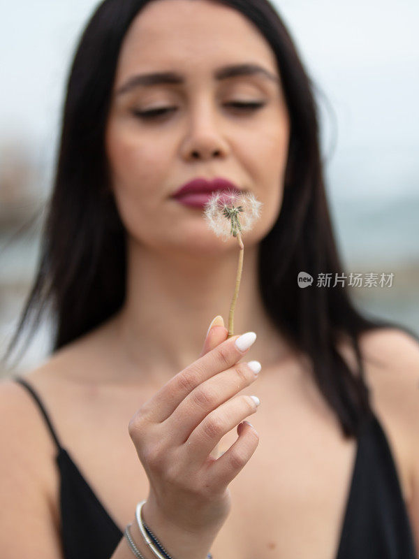 黑头发年轻女子的肖像。