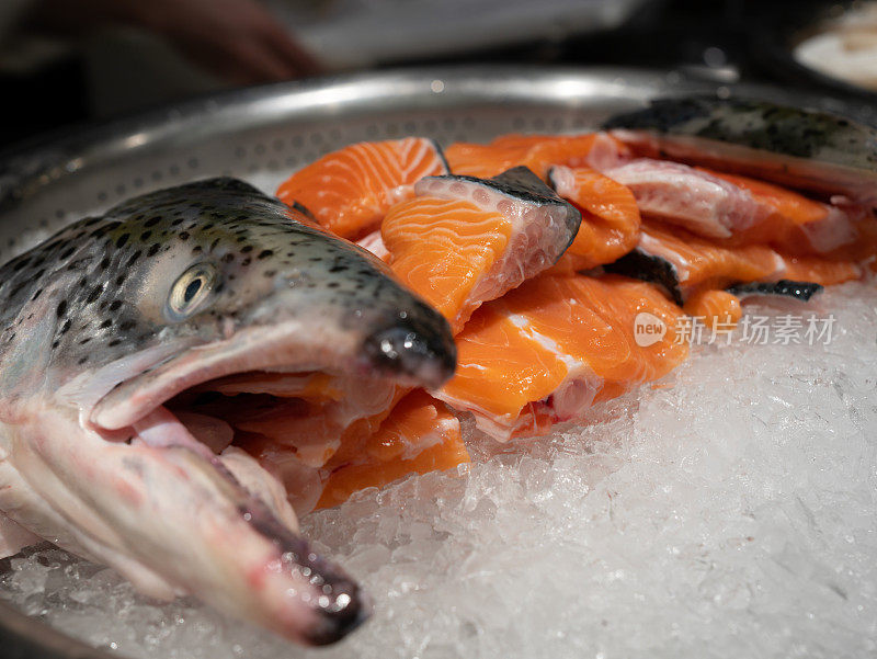 准备的菜肴有鲑鱼排、鲑鱼头