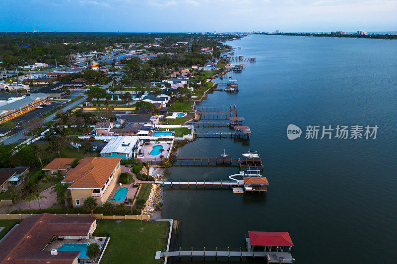 位于佛罗里达州的豪宅配有私人码头，供海上的船只使用。海湾俱乐部度假村和码头。房子后面有个游泳池