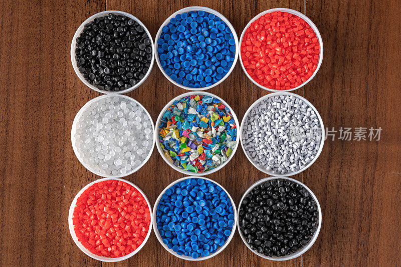 白色塑料颗粒，塑料聚合物颗粒，手持聚合物颗粒，水管原料，石油化工和复合挤出塑料，工厂聚乙烯树脂。