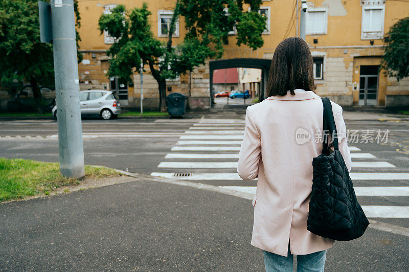 一个年轻女人去上班，在城市大街上