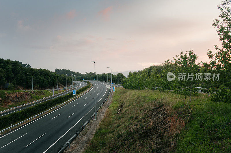 多车道公路